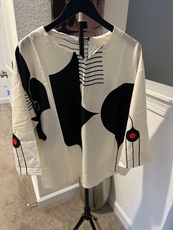 Tops - Women's Abstract Print Cream & Black Long-Sleeve Top Brand New Never Worn